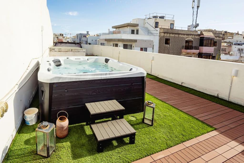 Апартаменты Luxury Designer Penthouse With Private Jacuzzi Слима Экстерьер фото